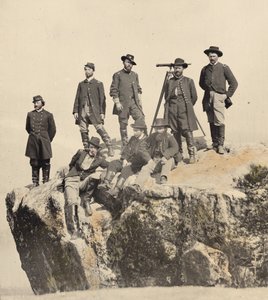 Soldater står på toppen af en klippe af American Photographer